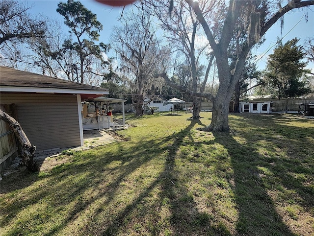 view of yard featuring a shed