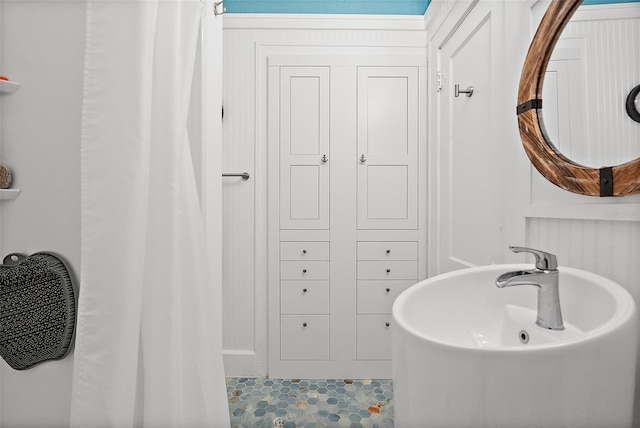 bathroom featuring sink