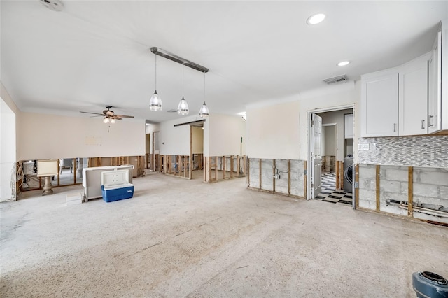 misc room featuring washer / clothes dryer and ceiling fan