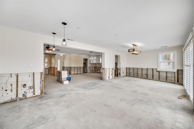 empty room featuring concrete flooring and ceiling fan