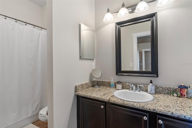 full bathroom featuring toilet, curtained shower, and vanity