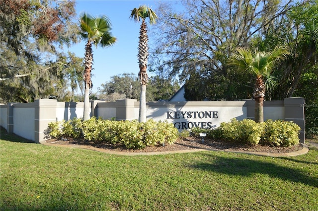 community / neighborhood sign featuring a lawn