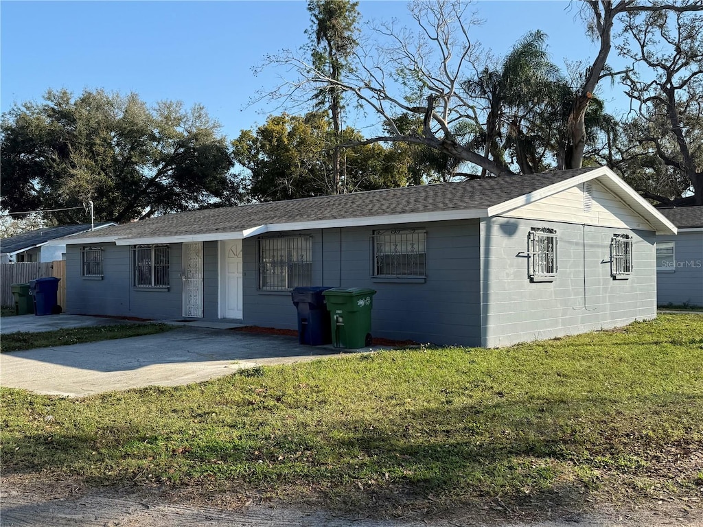 ranch-style house featuring a front lawn