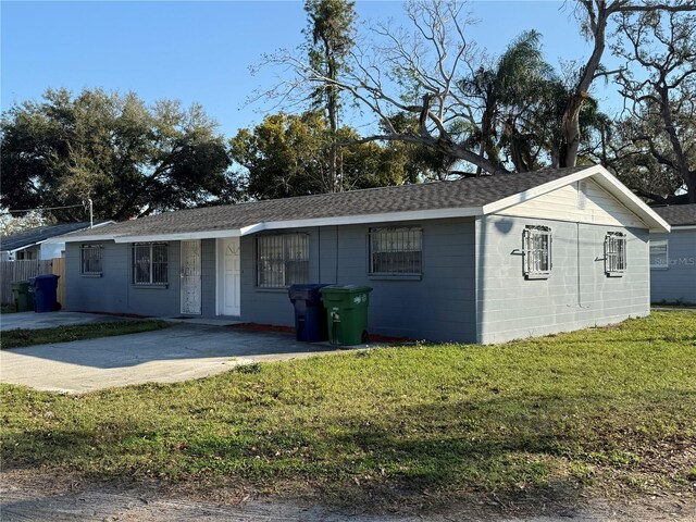 ranch-style house featuring a front lawn