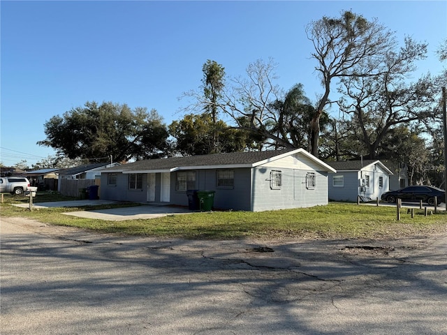 ranch-style house featuring a front lawn