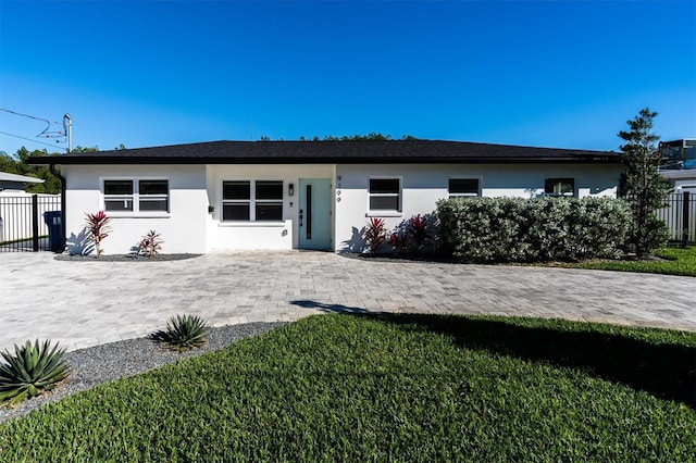 single story home featuring a front lawn