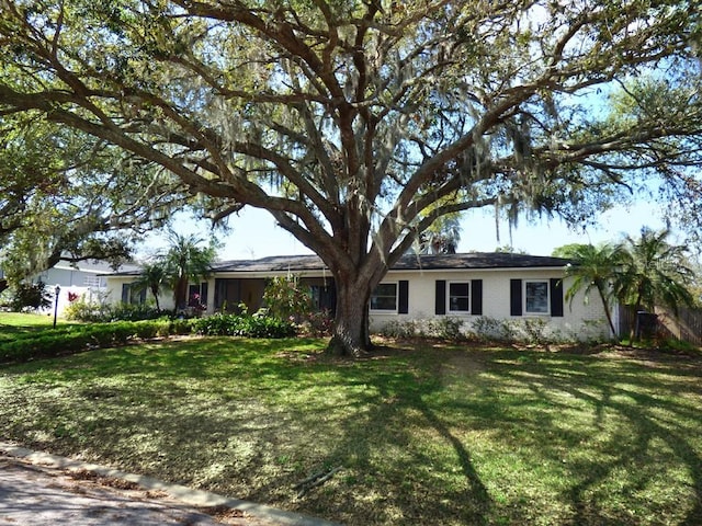 single story home with a front lawn