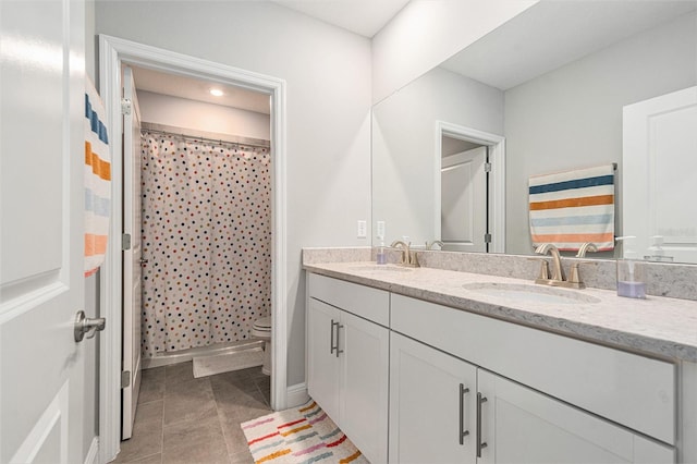 full bath featuring curtained shower, a sink, toilet, and double vanity