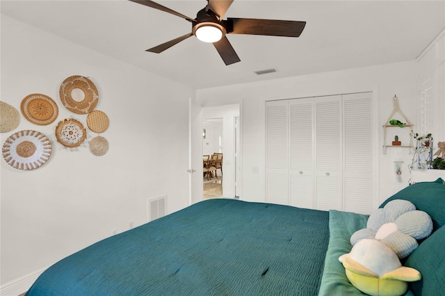 unfurnished bedroom featuring ceiling fan and a closet