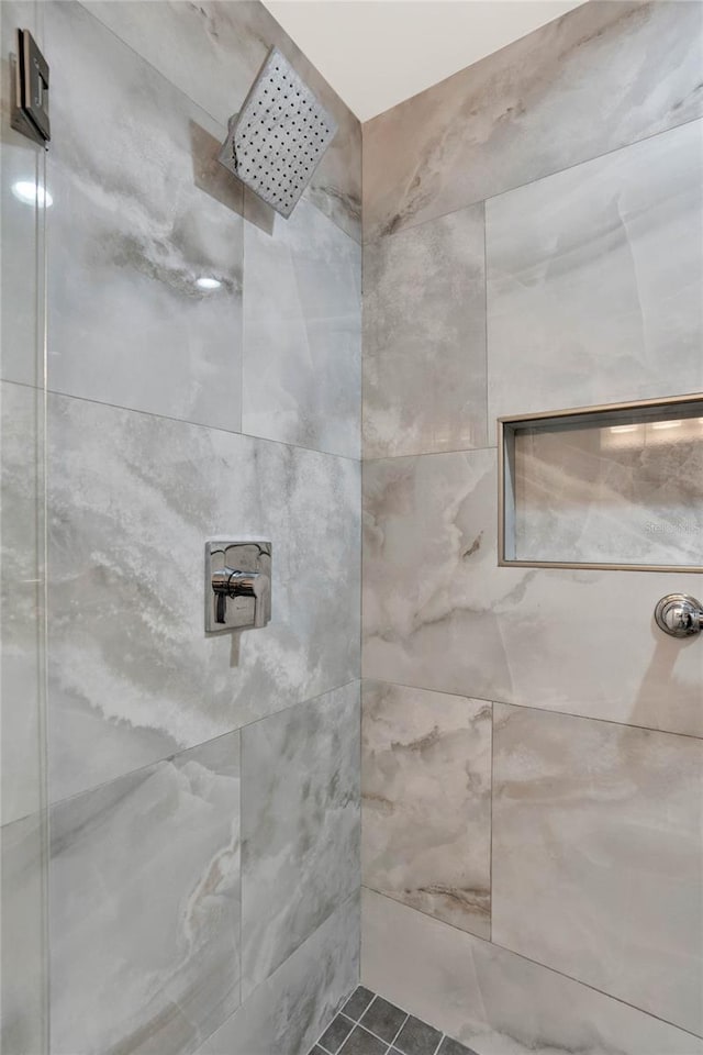 bathroom featuring tiled shower