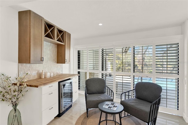 sitting room with bar area and beverage cooler