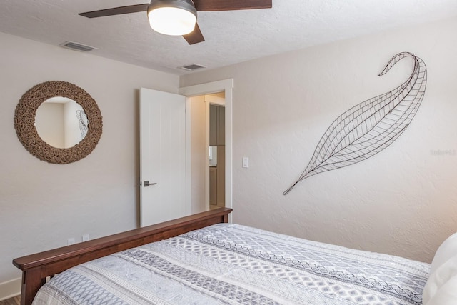 bedroom featuring ceiling fan and a textured ceiling