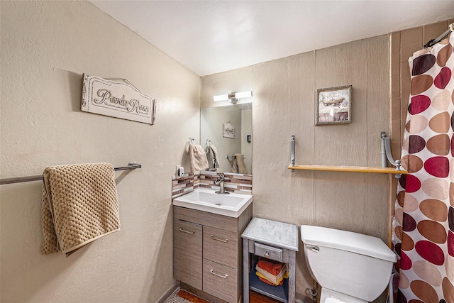 6308 Newtown Cir Unit 8C5, Tampa, FL 33615 - bathroom featuring a shower with shower curtain, toilet, and vanity