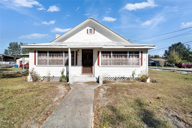 view of front of house with a front lawn