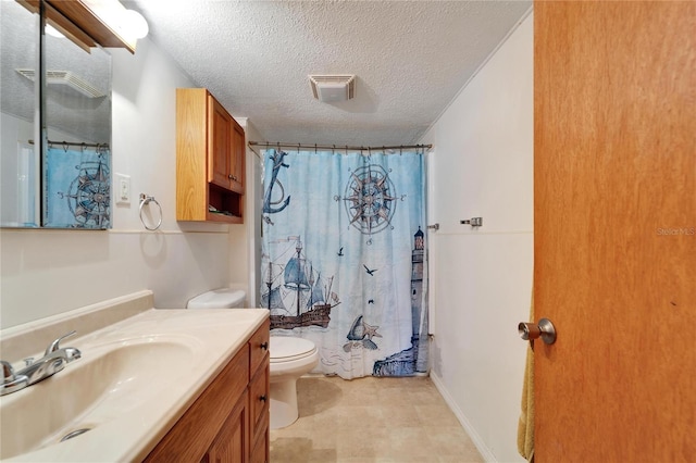 bathroom featuring a shower with curtain, vanity, toilet, and a textured ceiling