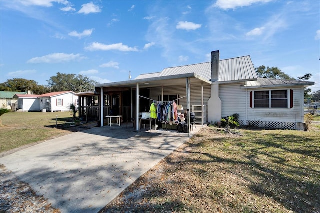 view of front of property featuring a carport and a front yard