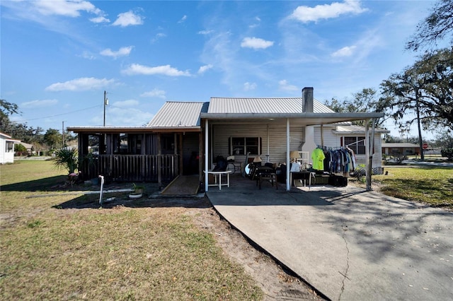 view of front facade featuring a carport and a front lawn