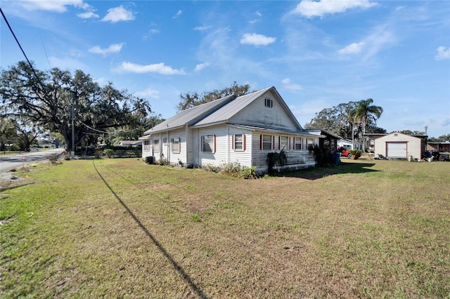 view of side of property featuring a lawn