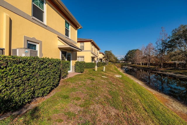 view of yard featuring a water view