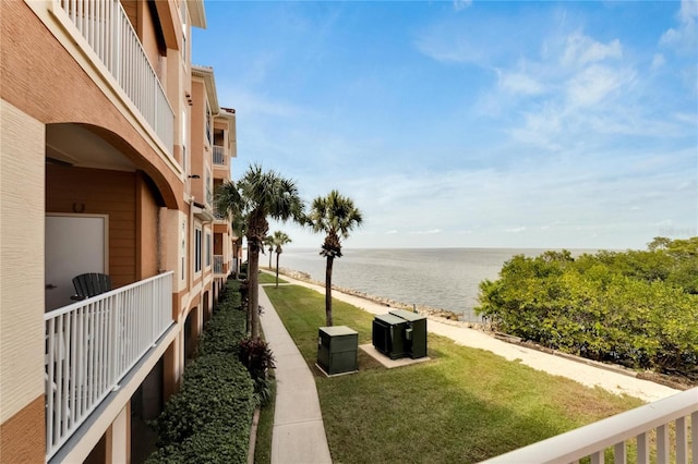 view of yard featuring a water view