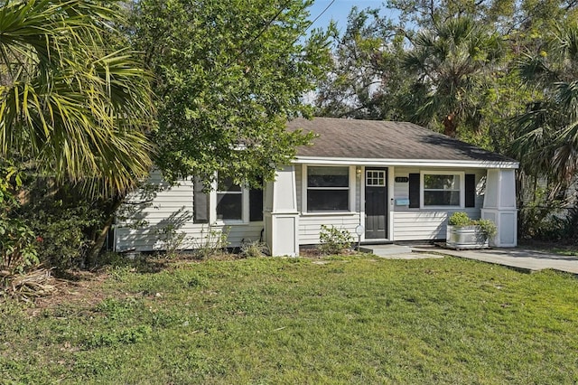 view of front facade with a front lawn