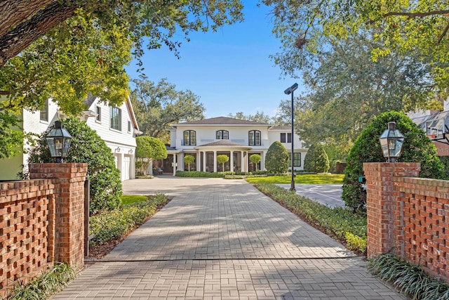 view of front facade featuring a garage