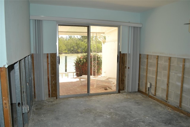 empty room featuring concrete flooring