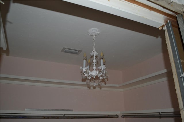 room details featuring a notable chandelier