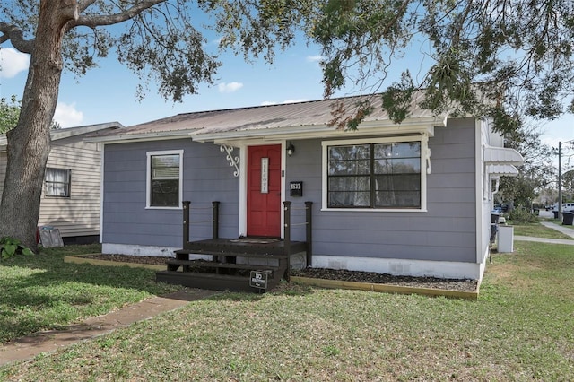 view of front of property featuring a front yard