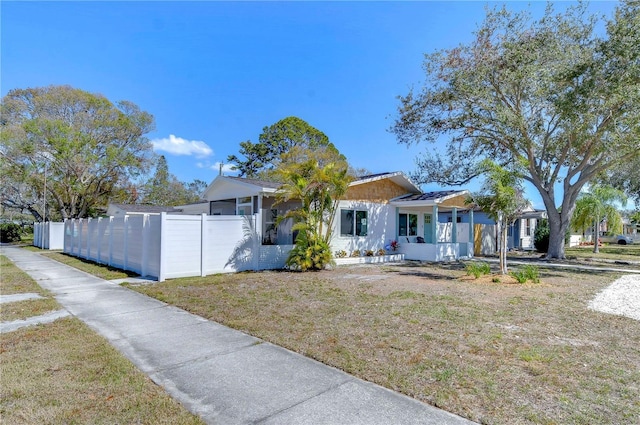 view of front of home featuring a front yard