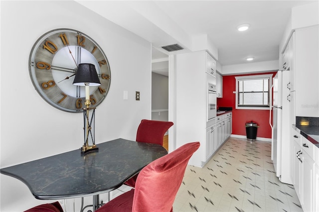 dining area featuring visible vents and baseboards