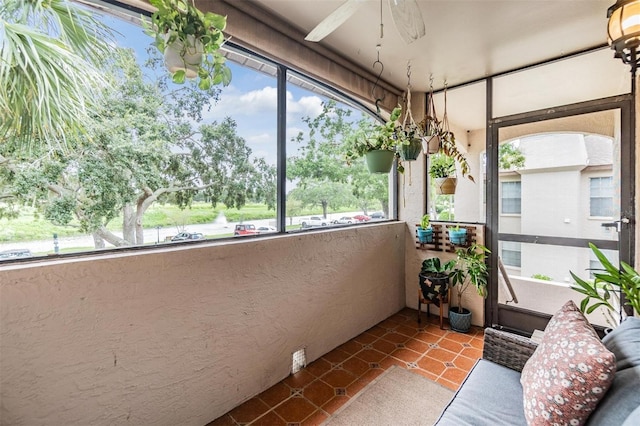 sunroom with ceiling fan