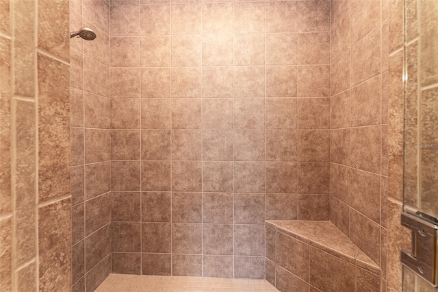 bathroom featuring tiled shower