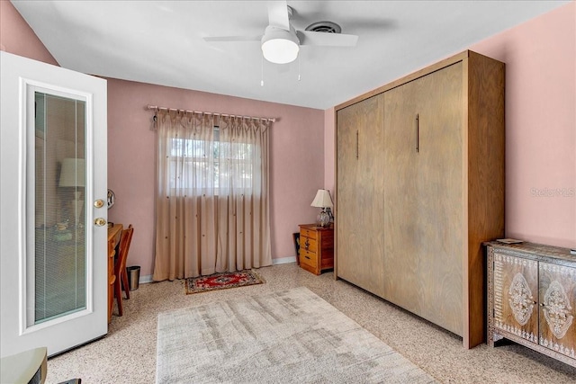 unfurnished bedroom featuring ceiling fan and a closet