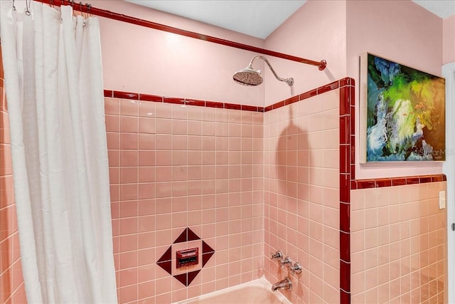 bathroom featuring shower / tub combo