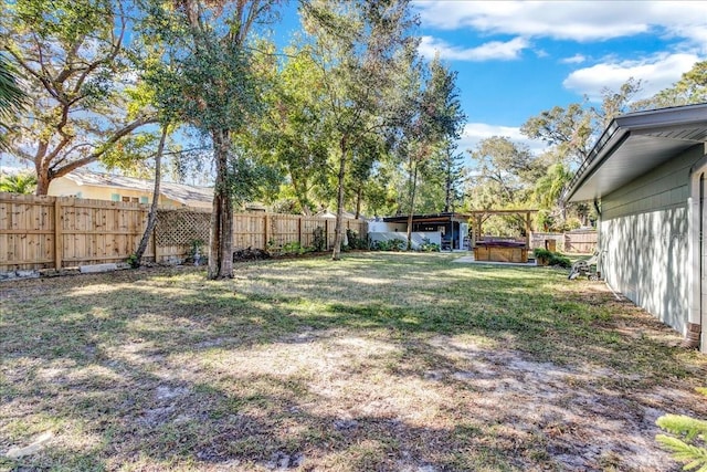 view of yard with a hot tub