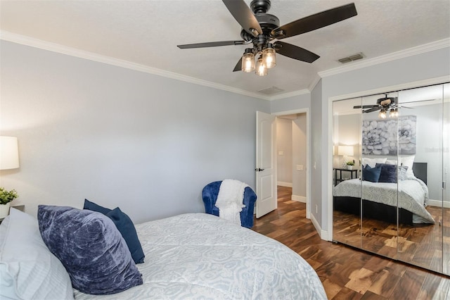 bedroom featuring crown molding, dark hardwood / wood-style floors, ceiling fan, and a closet