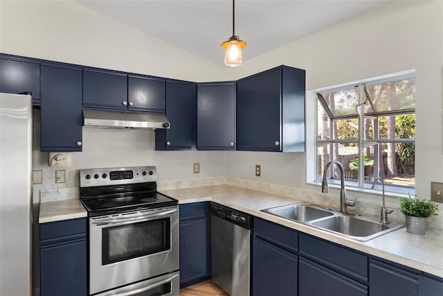 kitchen with sink, stainless steel appliances, blue cabinets, decorative light fixtures, and vaulted ceiling