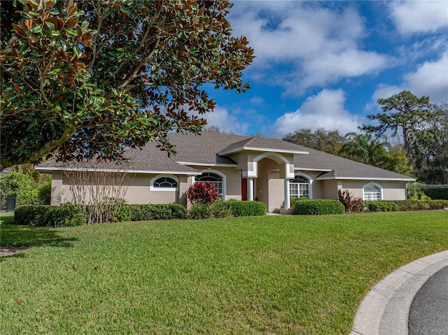 view of front of property featuring a front yard