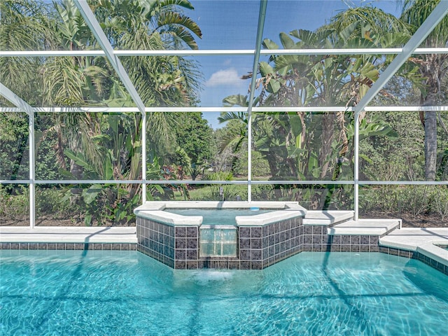 view of pool featuring an in ground hot tub