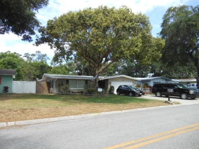 single story home with a front lawn