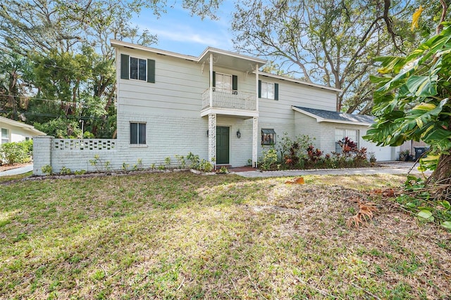 view of front property featuring a front lawn