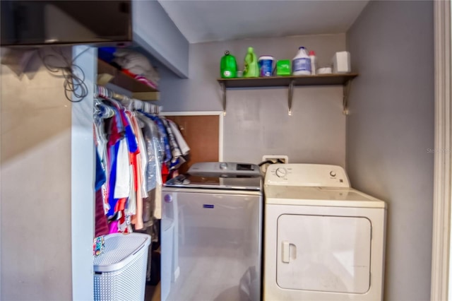 13215 Seminole Trl, Wimauma, FL 33598 - laundry room featuring washing machine and dryer