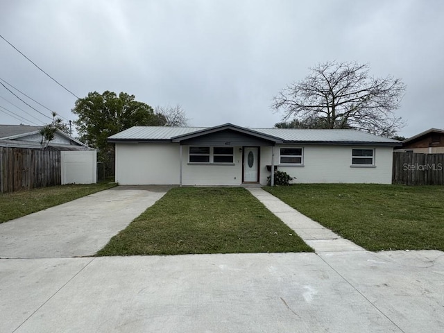 ranch-style home featuring a front lawn