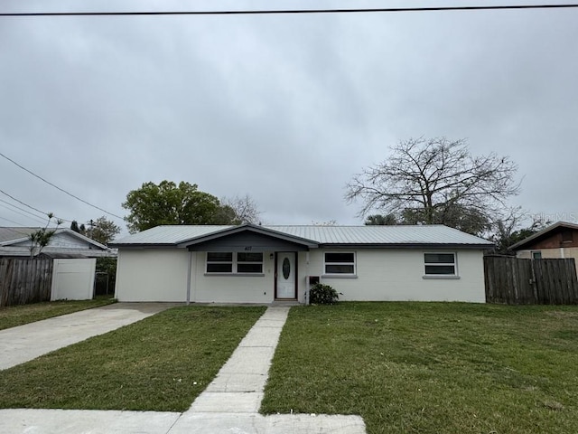 view of front facade featuring a front yard