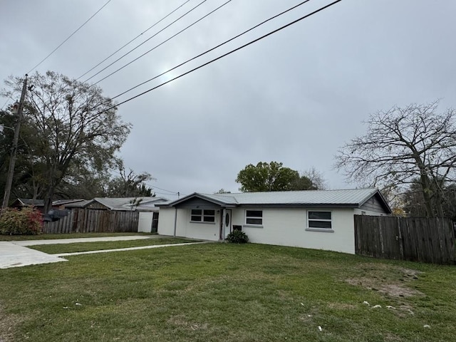 view of front of property featuring a front yard