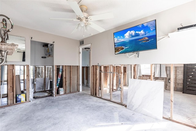 unfurnished room featuring ceiling fan and concrete floors