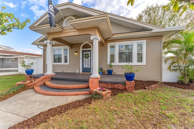 view of front facade featuring a porch and a front yard