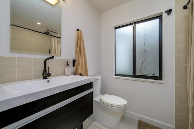 full bathroom featuring toilet, a shower with curtain, baseboards, and vanity