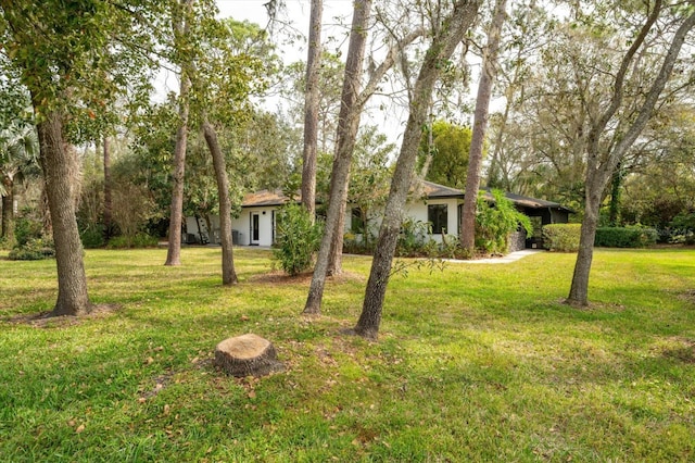 view of front of home featuring a front yard